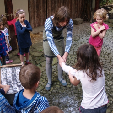 16.4. - 27.5. 2018 Edukační programy k výstavě Bytový textil 1. republiky